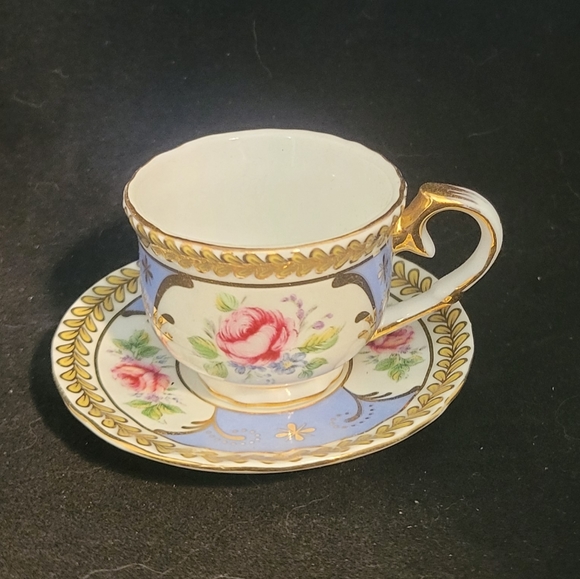 VINTAGE VICTORIA'S GARDEN PINK ROSES GOLD TRIM MINI TEACUP/CUP AND SAUCER. - Picture 7 of 8